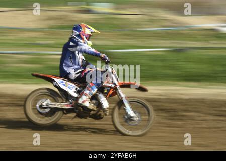 Unanerkannter Athlet, der auf einem Motorradsport bei einem Motocross-Rennen fährt. Exreme Sport mit hoher Geschwindigkeit Stockfoto