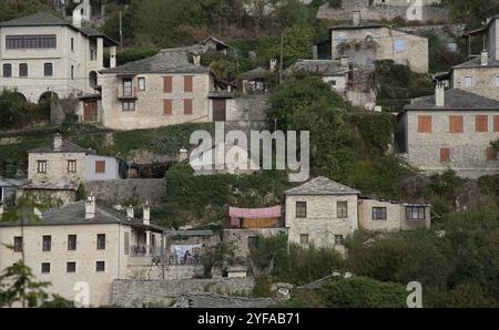 Steinige Häuser in ta traditionellem Dorf Vitsa im Zentrum von Zagori, Epirus Region, Griechenland Europa Stockfoto