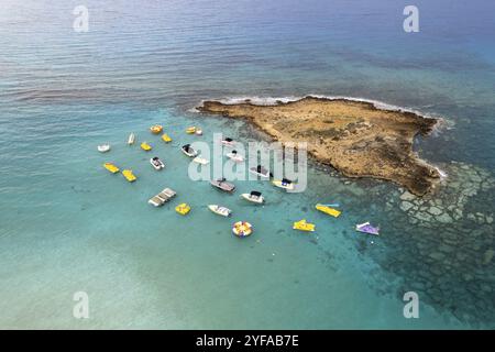 Luftdrohnenfoto von am Meer verankerten Wassersportbooten. fig Tree Bay Beach Protaras zypern Stockfoto