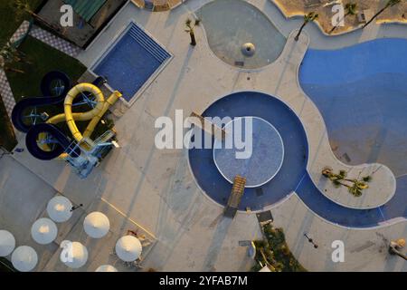 Drohnenantenne des leeren Schwimmbades und Wasserparks. Verlassenes Urlaubshotel mit Blick auf den Hinterhof Stockfoto