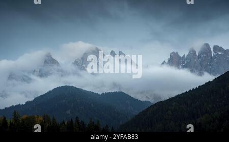 Bewölkte, neblige Berggipfel, die morgens mit Nebel bedeckt sind. Dolomiten-Felsenberge Italien Stockfoto