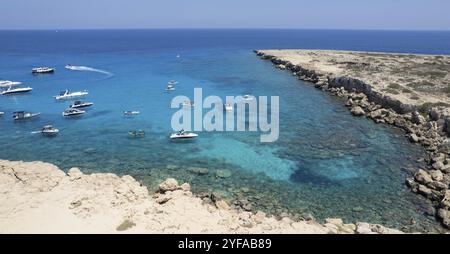 Drohnen-Luftlandschaft mit Luxusyachten, die an der Küste festgemacht sind, und unerkannten Menschen, die schwimmen und entspannen. Sommerurlaub im Meer. Ayia Napa Cyp Stockfoto