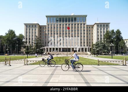 Peking, China - 1. Juni 2018: Studenten Radfahren vor dem Haupteingang des berühmten und angesehenen Tsinghua Universität in Peking, Kinn Stockfoto