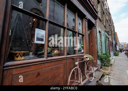 London, Großbritannien. 31. Oktober 2024. Die Town House Galerie, der Shop und das Café sind an einem Ende der Fournier Street in Spitalfields abgebildet. Die Fournier Street, benannt nach dem Hugenottenflüchtling George Fournier, ist vor allem für ihre gut erhaltenen frühgeorgianischen Bürgerhäuser bekannt. Quelle: Mark Kerrison/Alamy Live News Stockfoto