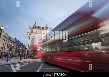 London, England, 19. März 2018: Nachtszene vom berühmten Londoner Piccadilly Circus Square im Zentrum von London mit Autos und Bussen, die Farbe abgeben Stockfoto