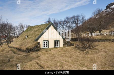 Berühmte Hofskirkja Turfkirche am Hof Place im Südosten Islands Stockfoto