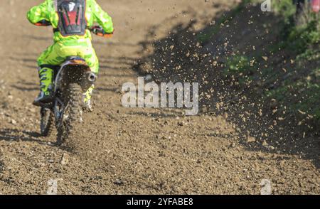 Unbekannte Athleten reiten ein Sport Motorrad und schlammigen Rad auf ein motocross Rennen Stockfoto