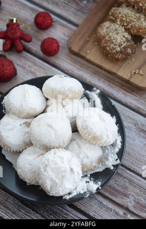 Traditionelle leckere griechische Mandelschneebälle oder Weihnachtskekse genannt Kourabiedes mit Mandeln und powered mit weißem Zucker Stockfoto