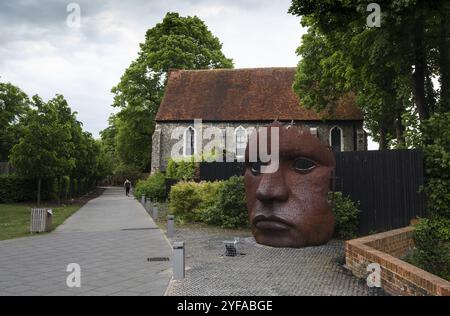 Canterbury, Kent, England, 15. Mai 2017: The Face Mask or Bulkhead Art von Rick Kirby, britischer Bildhauer, der vor dem Marlowe Theatre im C sitzt Stockfoto