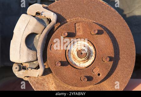 Details zu Teilen einer rostigen Autoradbremse Stockfoto