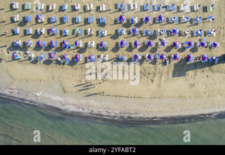 Drohnenantenne von Sonnenschirmen am Strand. Sommerurlaub im Meer. Larnaka Zypern Stockfoto