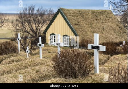 Hof, Island, 27. März: Kreuze auf dem Friedhof in der berühmten Hofskirkja Turfkirche am Hof Place in Südost-Island, Europa Stockfoto