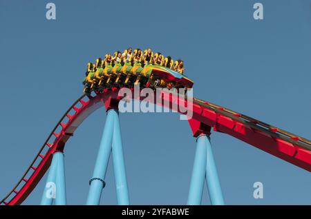 Barcelona, Spanien- 3. August 2012: Jugendliche auf einer Achterbahnfahrt im berühmten Vergnügungspark Port Aventura vor blauem Himmel in Barcelona, Spanien, E Stockfoto