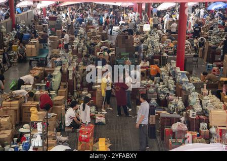 Peking, China – 10. Juni 2018: Händler verkaufen ihre antike und Vintage-Kunsthandwerk auf dem Panjiayuan Flohmarkt in Peking China Stockfoto