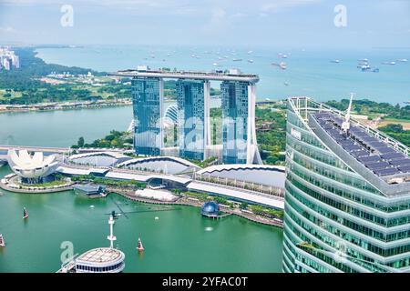 Singapur - 16. August 2024: Blick auf die Stadt von der grünen Terrasse des CapitaSpring Wolkenkratzers, entworfen von der Bjarke Ingels Group Stockfoto