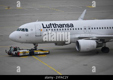 Flughafen München, Franz Josef Strauss, IATA-Code MUC. Foto: Lufthansa Airbus A320-200 Paderborn am Pushback - Schlepper *** Flughafen München, Franz Josef Strauss, IATA Code MUC Foto Lufthansa Airbus A320 200 Paderborn auf Pushback Schlepper Stockfoto