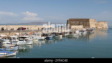 Heraklion, Kreta, 21. November 2012: Der Fischerhafen und die Burg in Herakilion auf der Insel Kreta in Griechenland Stockfoto