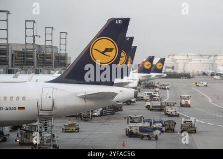 Frankfurt Deutschland- 19. Oktober 2018: Flugzeuge der Lufthansa auf der Start- und Landebahn am Terminal 1 des Frankfurter Flughafens Stockfoto