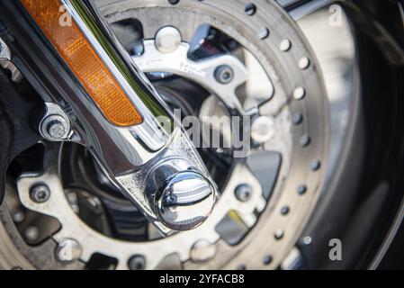 Details einer glänzenden Chrom metall Rad eines sport Motorrad Stockfoto