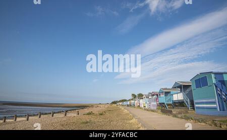 Mehrfarbige Ferienhütten aus Holz mit Blick auf das Meer am Strand von Tankerton Whitstable Coast, Kent District England Stockfoto