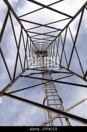 Metallische Struktur eines Telekommunikationsturms mit Antennen für die Fernseh- und Radioübertragung an der Oberseite Stockfoto