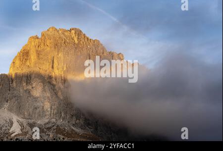 Atemberaubende Ausblicke auf die Berggipfel Langkofel oder Saslonch, Bergkette in den dolomiten während des Sonnenaufgangs in Südtirol, Italien, Europa Stockfoto