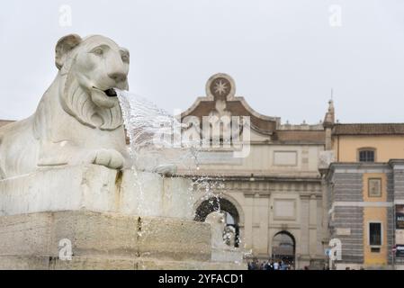 Rom, Italien, 1. Oktober 2017: Wasser durch den Kopf der Löwenstatue an der Piazza del Popolo im Viertel Tridente, Rom Italien, Europa Stockfoto