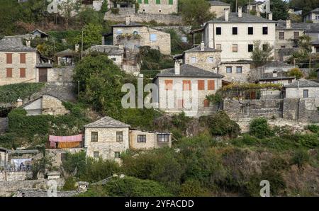 Steinige Häuser in ta traditionellem Dorf Vitsa im Zentrum von Zagori, Epirus Region, Griechenland Europa Stockfoto