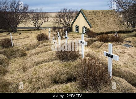 Hof, Island, 27. März: Kreuze auf dem Friedhof der berühmten Hofskirkja Turfkirche am Hof Place in Südost-Island, Europa Stockfoto