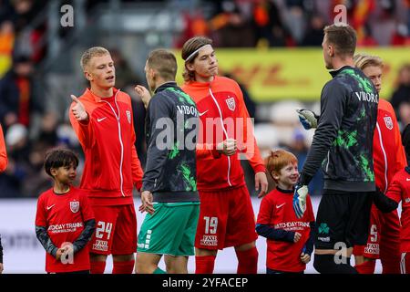 Farum, Dänemark. November 2024. Die Spieler der beiden Teams begrüßen sich vor dem 3F Superliga-Spiel zwischen dem FC Nordsjaelland und Viborg FF rechts zum Dream Park in Farum. Stockfoto