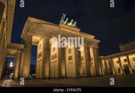 Berlin, Deutschland, 16. Januar 2016: Erleuchteter berühmter neoklassizistischer Triumphbogen des Brandenburger Tores, eines der bekanntesten Wahrzeichen Deutschlands in BE Stockfoto