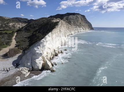 Drohnenlandschaft mit unbekannten Menschen, die sich am Strand entspannen, nachdem sie die weißen Klippen bewandert haben. Menschen, die im Freien aktiv sind. Cape aspro Pissouri Zypern Stockfoto