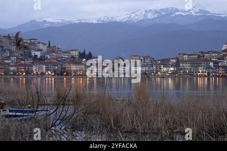 Stadtbild von Kastoria Stadt in Griechenland im Winter und kurz nach Sonnenuntergang Stockfoto