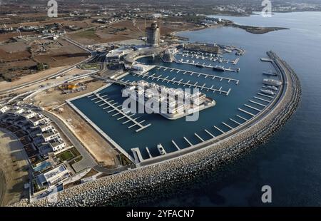 Luftdrohnenansicht von ayia napa neue Marina und Touristenyachten, die an der Marina festgemacht sind. Agia Napa Hafen Zypern Stockfoto