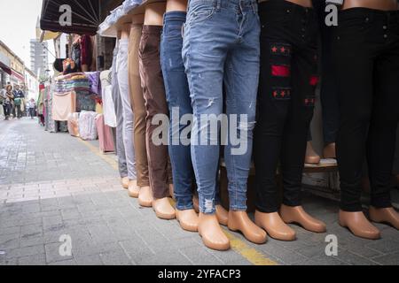 Farbenfrohe Damenkleider zum Verkauf vor einem Bekleidungsgeschäft Stockfoto