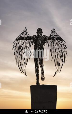 Ayia Napa, Zypern, 26. Februar 2023: Berühmte Ikarus-Statue mit offenen Winden, die bei Sonnenuntergang in den Himmel streben, Ayia Napa, Zypern, Europa Stockfoto