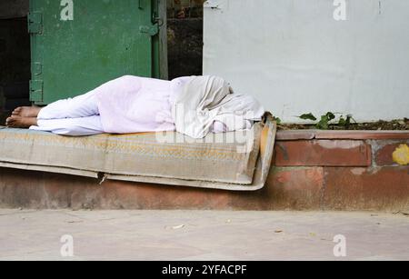 Ein Obdachloser, der draußen auf der Straße schläft. Neu-Delhi Indien Stockfoto