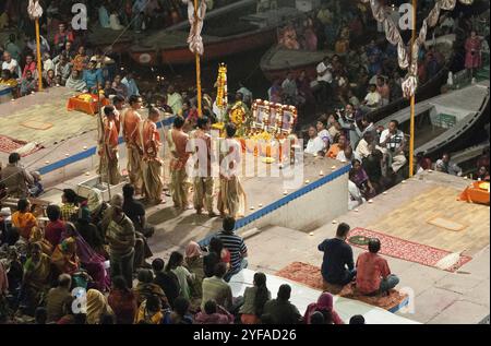 Varanasi, Indien, 13. März 2017: Nachtgebete von indischen Priestern mit Menschen, die beobachten, am Ufer des Ganges bei Varanasi, Indien, Asien Stockfoto