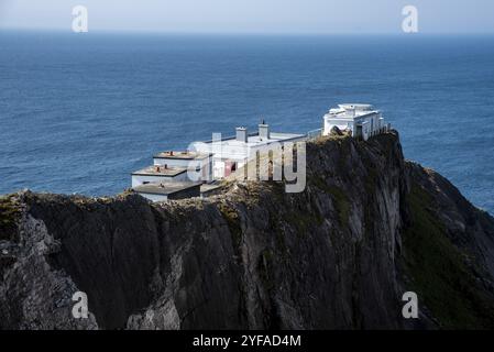 Mizen Head Signalstation mit dramatischer felsiger Küste im Atlantik, County Cork, Irland Europa Stockfoto