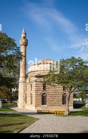 Außenansicht der Muradie-Moschee im Vlore Center, Albanien. Die Muradie-Moschee ist eine historische Moschee aus dem 16. Jahrhundert in Vlore, County, Albania Travel Stockfoto