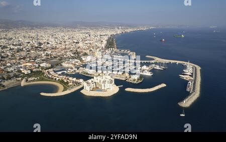 Luftdrohnenfoto von Yacht und Angelhafen. Draufsicht von oben. Limassol Hafen, Zypern, Europa Stockfoto