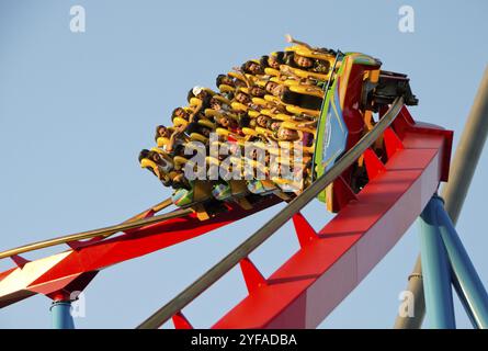 Barcelona, Spanien – 3. August 2012: Menschen auf einer Achterbahnfahrt im Vergnügungspark Port Aventura vor blauem Himmel in Barcelona, Spanien, Europa Stockfoto