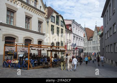 Tallinn, Estland, 20. Juli 2024: Altstadt von Tallinn mit farbenfrohen Gebäuden, Cafés, Restaurants und Ausruhen. Bewölkter Sommertag, Euro Stockfoto