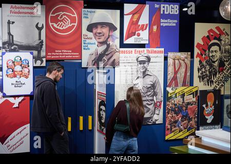 Dauerausstellung im DDR-Museum in Berlin-Mitte. Foto vom 18.10.2024: Politische Plakate aus der DDR viele Menschen kennen die deutsche Teilung und DDR 35 Jahre nach dem Mauerfall nicht mehr aus eigenem erleben. Im Berliner DDR Museum koennen sie einen Eindruck gewinnen. Dort werden Emotionen angesprochen, um Neugier auf Informationen zu wecken. Siehe epd-Feature vom 04.11.2024 NUR REDAKTIONELLE VERWENDUNG *** Dauerausstellung im DDR-Museum in Berlin Mitte Foto von 18 10 2024 politischen Plakaten aus der DDR viele Menschen kennen die Teilung Deutschlands und der DDR nicht mehr aus ihrem eigenen Grund Stockfoto