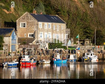 Fischerboote liegen auf der Axe in Seaton, Devon, Großbritannien. Stockfoto