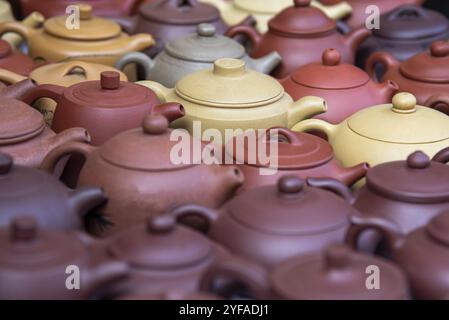 Wunderschöne handgemachte Keramik-Teekannen zum Verkauf auf dem am-Amtique-Markt Stockfoto