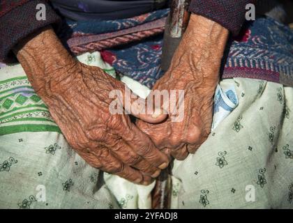 Nahaufnahme der gekreuzten Faltenhände einer älteren Großmutter aus nepal Stockfoto