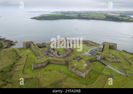 Drohnen-Luftlandschaft des Charles Fort in Kinsale Cork County Irland. Irische Burgen Stockfoto