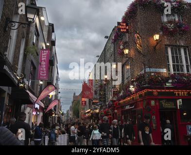 Irland, Dublin, Juni 20 2022: Menschen außerhalb des berühmten Irish Pub The Temple Bar im Zentrum der irischen Hauptstadt, Männer Frauen Touristen Bürger laufen Stockfoto