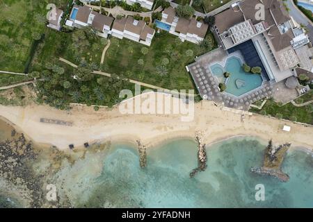 Drohne aus der Luft des luxuriösen Ferienhotels und des tropischen Sandstrands im Winter Stockfoto